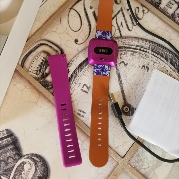Fitbit Versa Lite Edition Purple Leafs - Picture 5 of 9